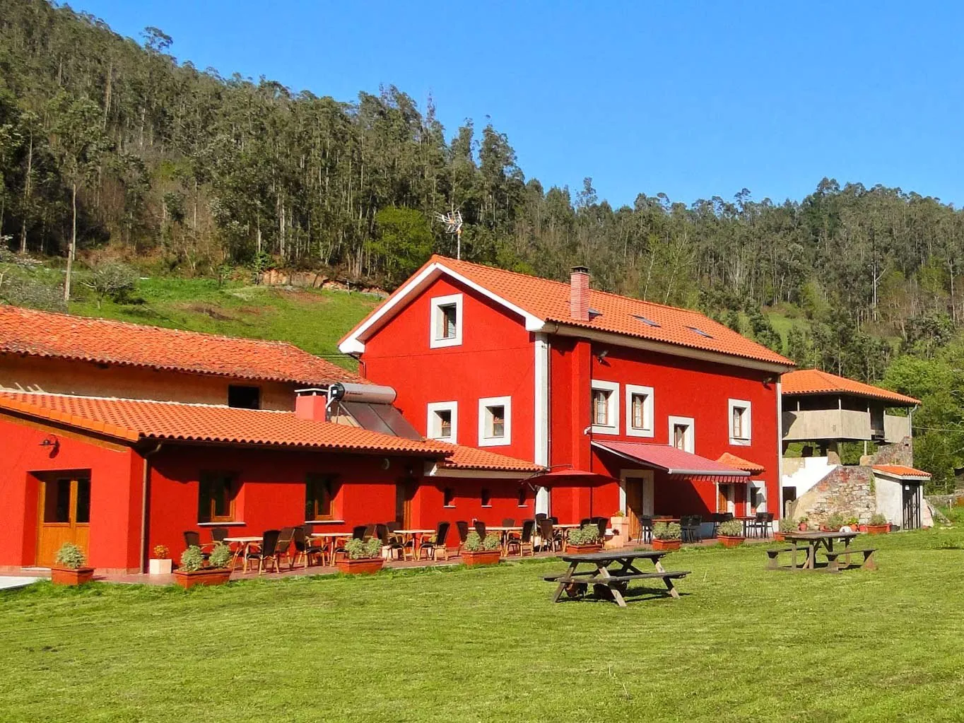 La casa de Riberas del Nalón y su jardín, rodeados de naturaleza