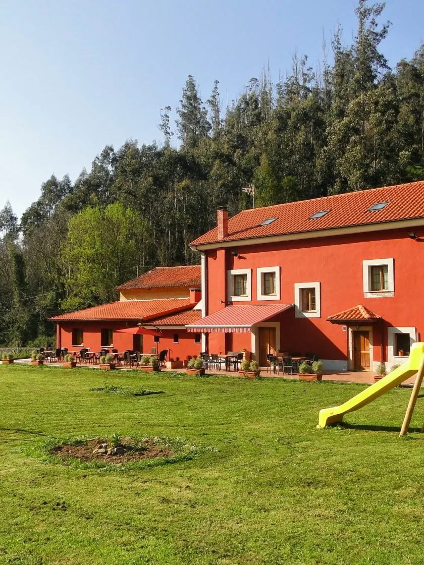 Jardín y fachada de Riberas del Nalón